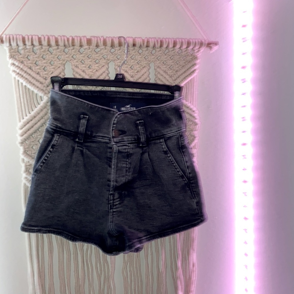 Black Wash Ultra High-Rise Mom Short 3”
Hollister
Size 0 W24